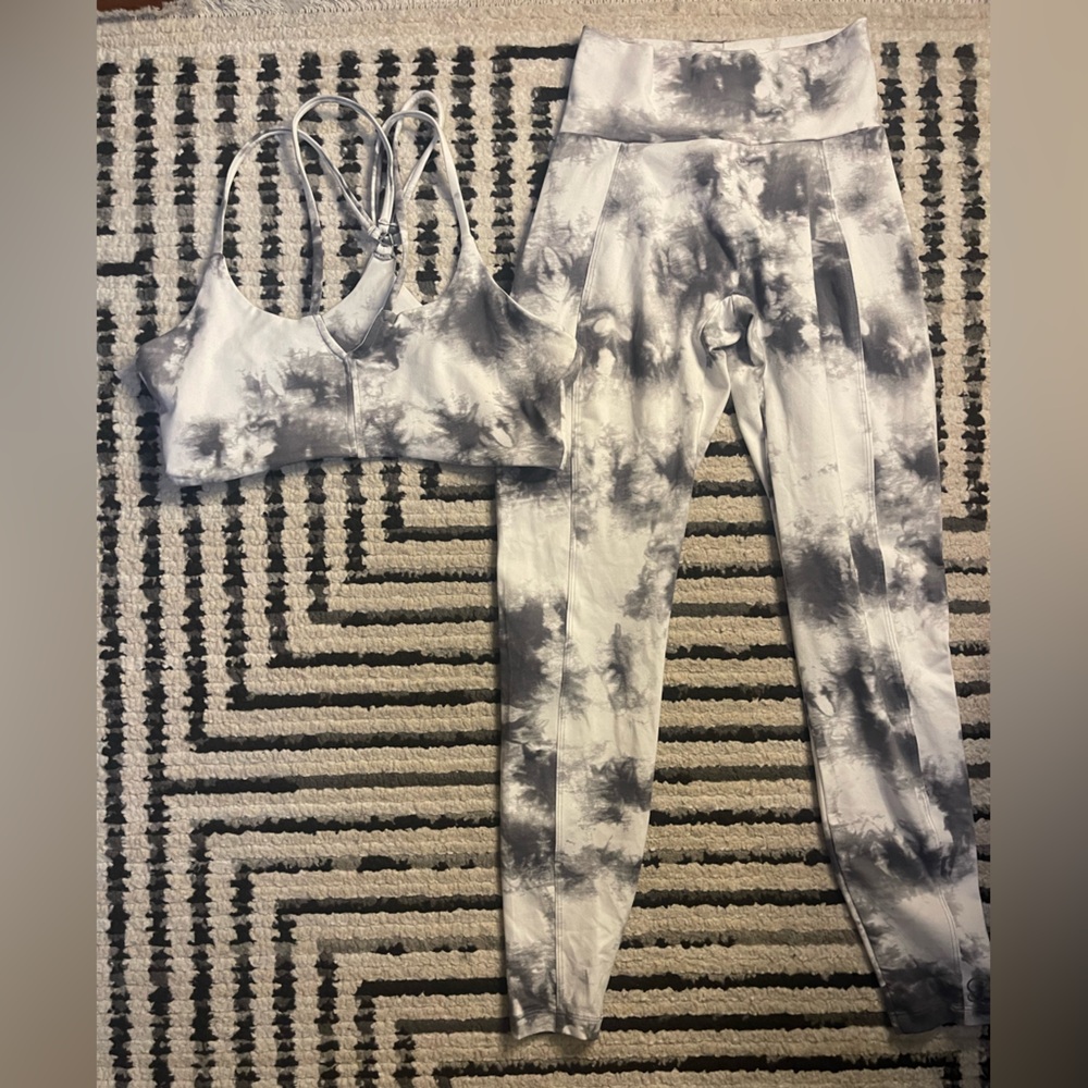 Top notch bra (XL) & peach booty leggings (M) in grey/white tie dye